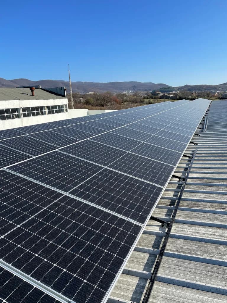 Commercial building with a large rooftop solar installation